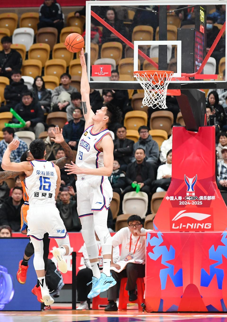 海星体育上海久事迎CBA季后赛关键赛；加时末段完成体检；震撼外界；身体对抗强度拉满的简单介绍